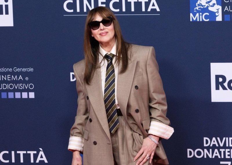 Monica Bellucci odbacila laskave haljine i zablistala u moćnom odijelu
