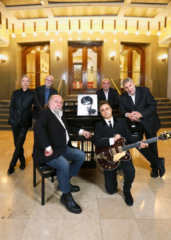 Vlada Divljan dobiva skulpturu u Tematskom parku Rock'n'rolla ususret koncertu Nevladine Organizacije