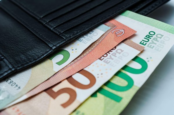 Qelo: Nismo bili obvezni izraditi prospekt ni informacijski dokument