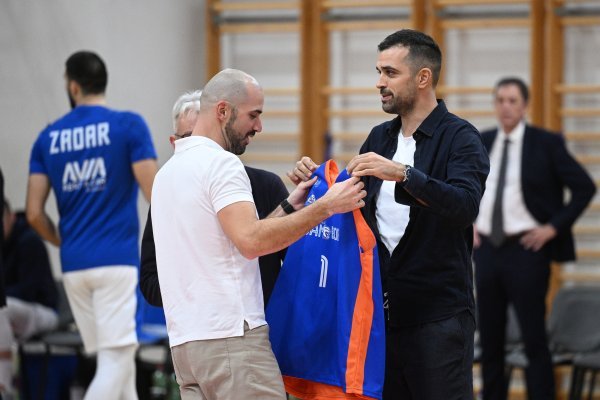 Kruno Simon iz odijela na teren; u pauzi biranja izbornika, pokazao klasu